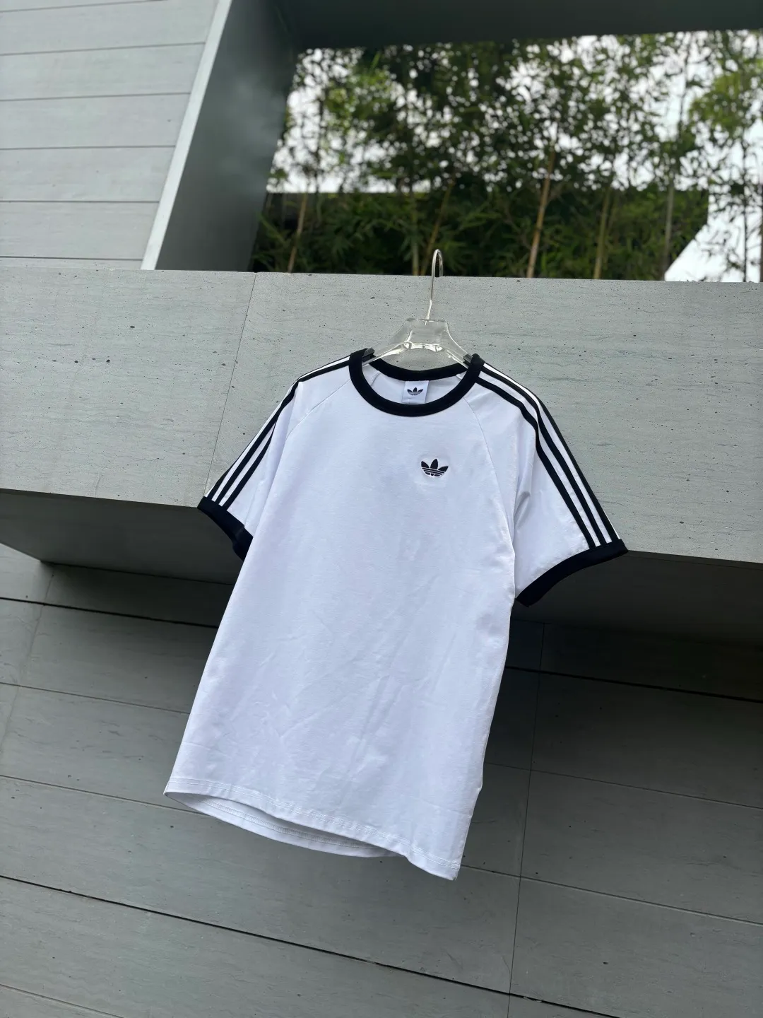 🈴𝟱Color Collection 𝟬𝟱𝟭𝟰𝟴# Exclusive real shot/difference between various stolen pictures and online version on the market [𝗔𝗗𝗜𝗗𝗔𝗦 Adidas Clover Classic Embroidered Couple Round Neck Short Sleeve 𝗧 Shirt] ✅Full set of 1:1 customized accessories ➕Customized three-label ➕𝗬𝘂𝗮𝗻 version hang tag ➕𝗹𝗼𝗴𝗼 packaging bag 🔥 ➕Scan the tag to enter the official website. ✅Top Original version, ins Xiaohongshu has many bloggers wearing it. Clover's latest 5-color T is really Korean casual style ➕Classic Versatile❤️ Skin-friendly and Breathable, super comfortable for daily wear. The clover logo on the chest is very recognizable. 3D three-dimensional tailoring. The upper body is crisp and stylish. The fit is loose. It covers the flesh and makes you slim. It perfectly modifies the figure. The full set of accessories is customized in a one-to-one mold, striving for excellence. Good Quality is never just talk! Color: White Pink Light Gray Green Black Tibetan Blue Size: S M L XL XXL